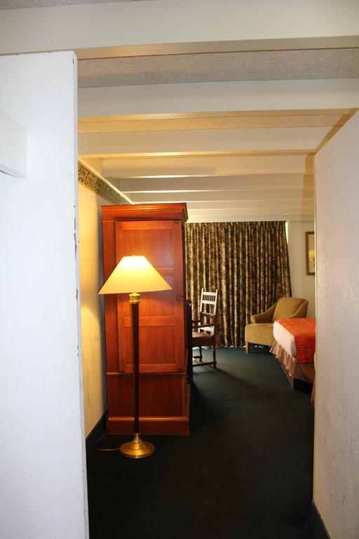 Rodeway Inn & Suites Rockford Exteriör bild